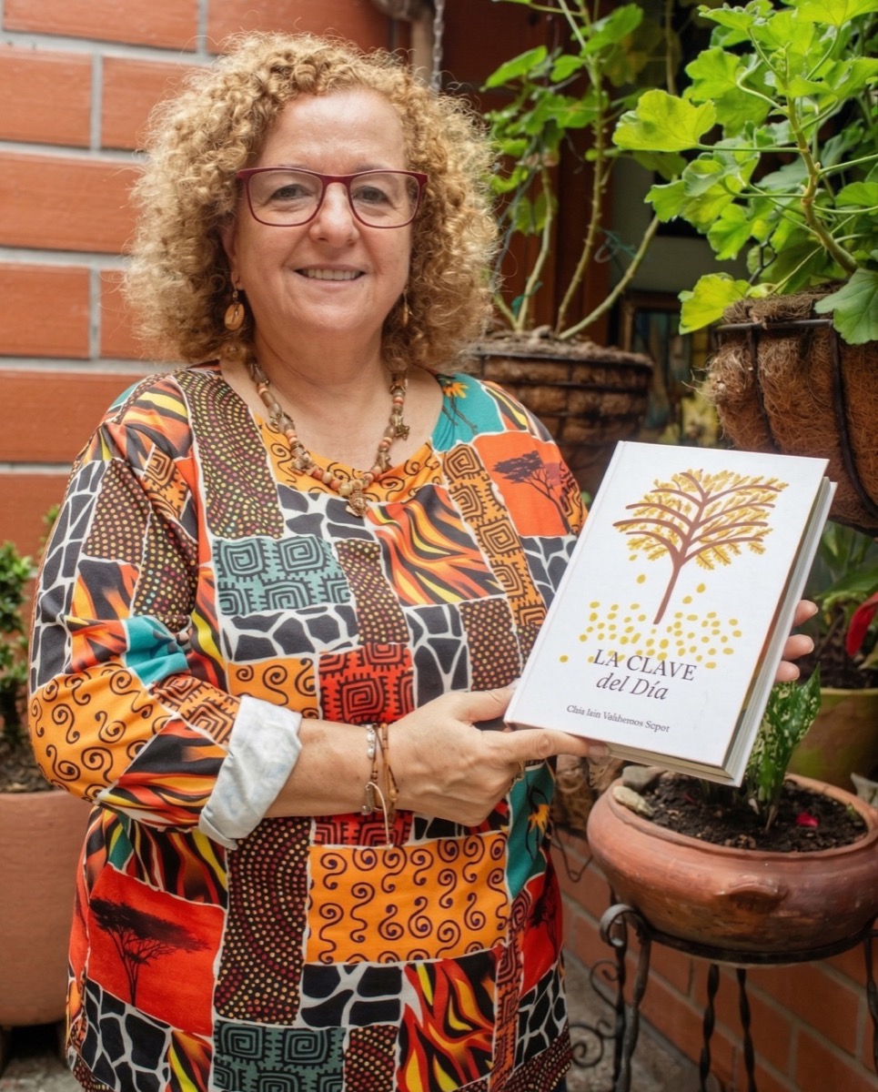 Clara Inés Valderrama con su libro La Clave del Día